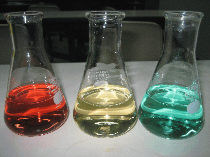 コバルト（II）イオン、鉄（III）イオン、ニッケル（II）イオンの水溶液の色。